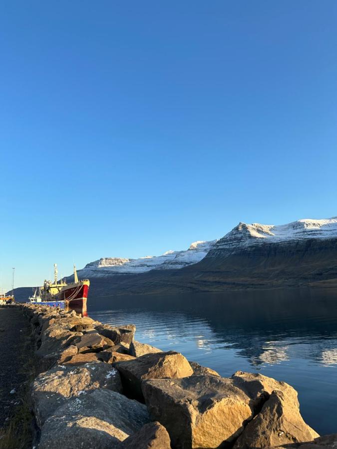 Taergesen Guesthouse Reydarfjordur Dış mekan fotoğraf